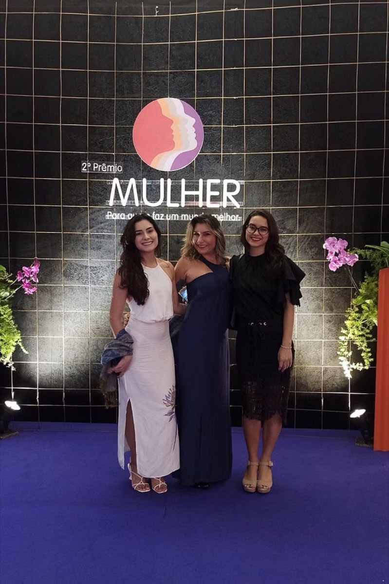 Cristine Aoni com duas mulheres no painel do Prêmio Mulher